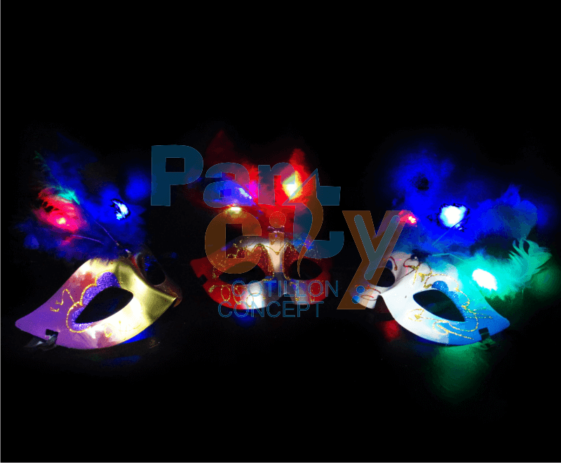 MASCARA CON 3 PLUMAS, APLIQUE FLOR Y LUZ